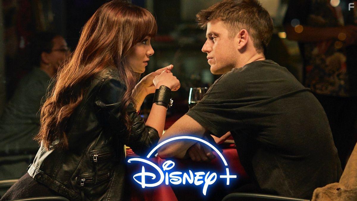 Miguel Bernardeau and Aitana in La ltima (2022)