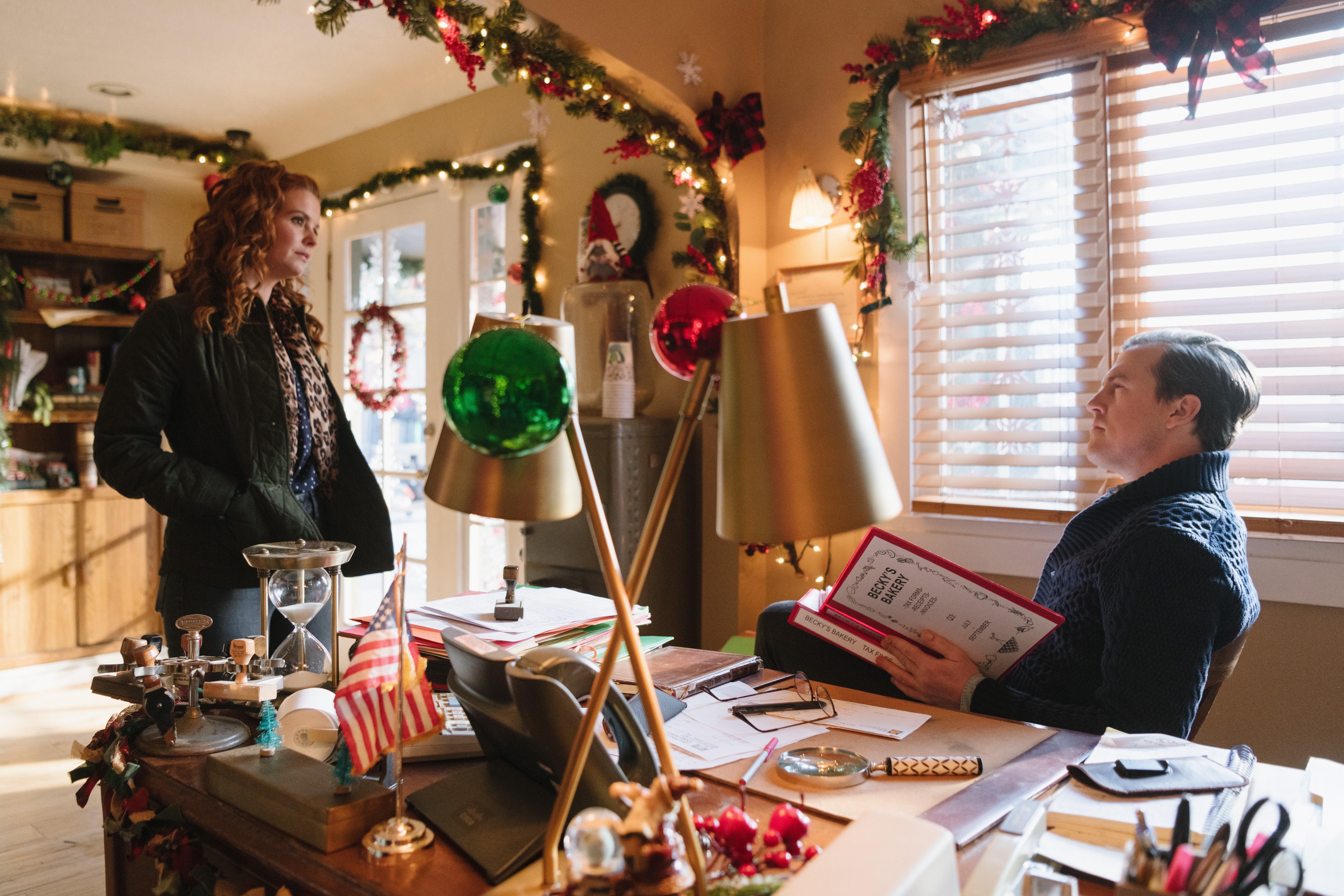 JoAnna Garcia Swisher and Alex Moffat in Christmas with the Campbells (2022)
