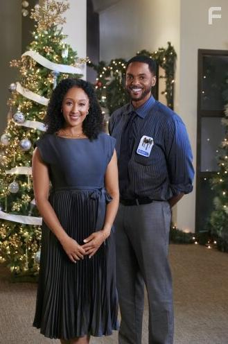 Tamera Mowry-Housley and Ronnie Rowe in Inventing the Christmas Prince (2022)