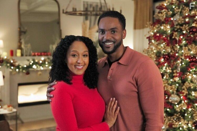 Tamera Mowry-Housley and Ronnie Rowe in Inventing the Christmas Prince (2022)