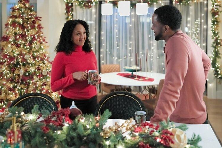 Tamera Mowry-Housley and Ronnie Rowe in Inventing the Christmas Prince (2022)