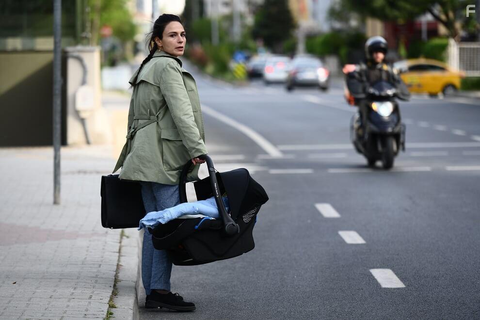 Selin Yeninci in Annenin Sirridir ocuk (2022)