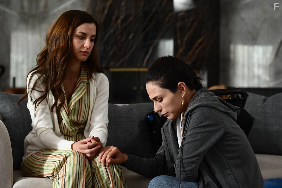 Selin Yeninci and Irem Helvacioglu in Annenin Sirridir ocuk (2022)