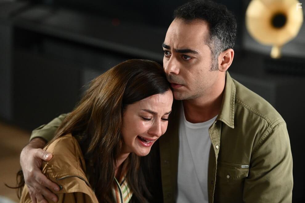 Olgun Toker and Irem Helvacioglu in Annenin Sirridir ocuk (2022)