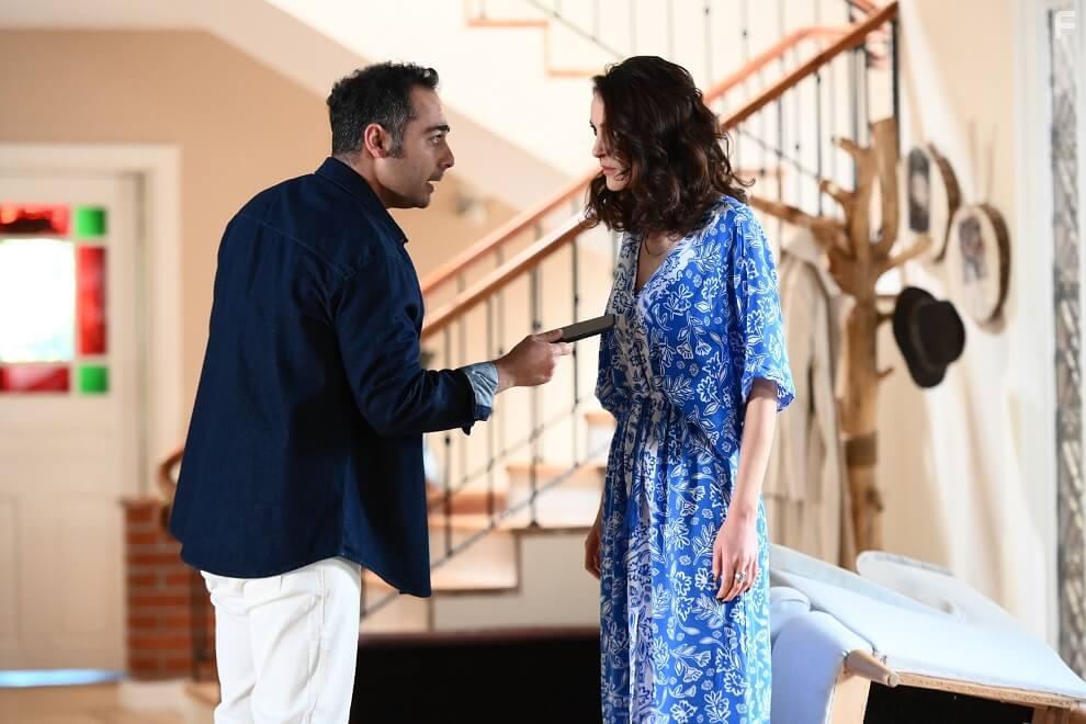 Olgun Toker and Irem Helvacioglu in Annenin Sirridir ocuk (2022)