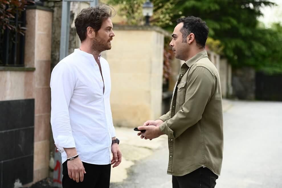 Engin ztrk and Olgun Toker in Annenin Sirridir ocuk (2022)