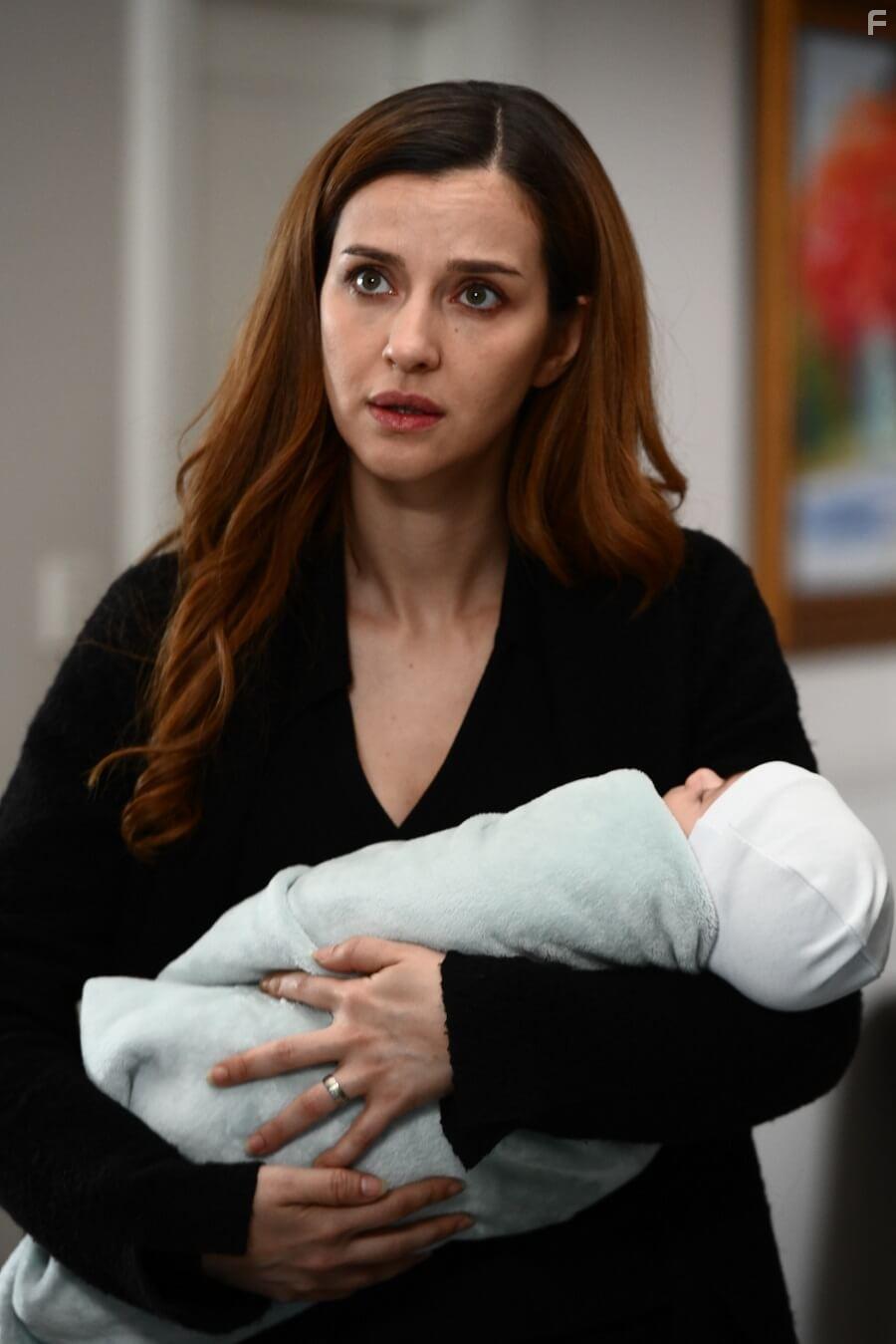 Irem Helvacioglu in Annenin Sirridir ocuk (2022)