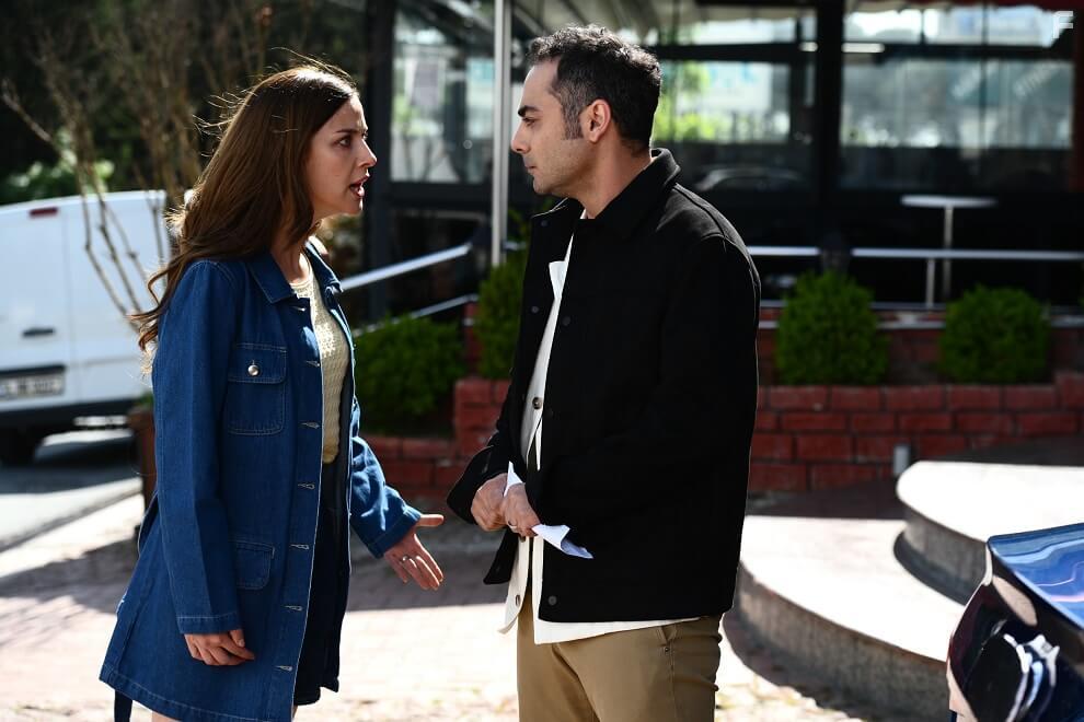 Olgun Toker and Irem Helvacioglu in Annenin Sirridir ocuk (2022)