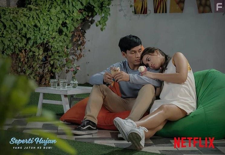 Jefri Nichol and Aurora Ribero in Seperti Hujan yang Jatuh ke Bumi (2020)