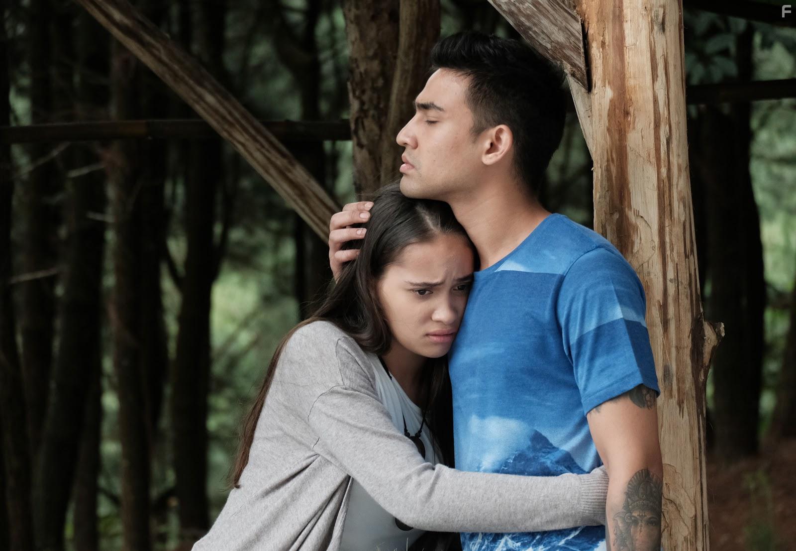 Axel Matthew Thomas and Aurora Ribero in Seperti Hujan yang Jatuh ke Bumi (2020)