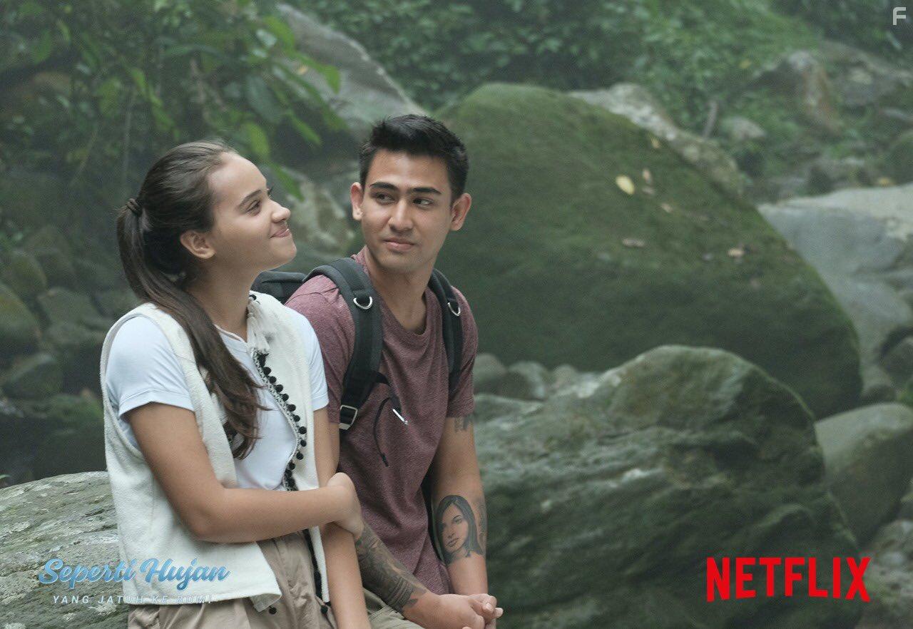 Axel Matthew Thomas and Aurora Ribero in Seperti Hujan yang Jatuh ke Bumi (2020)