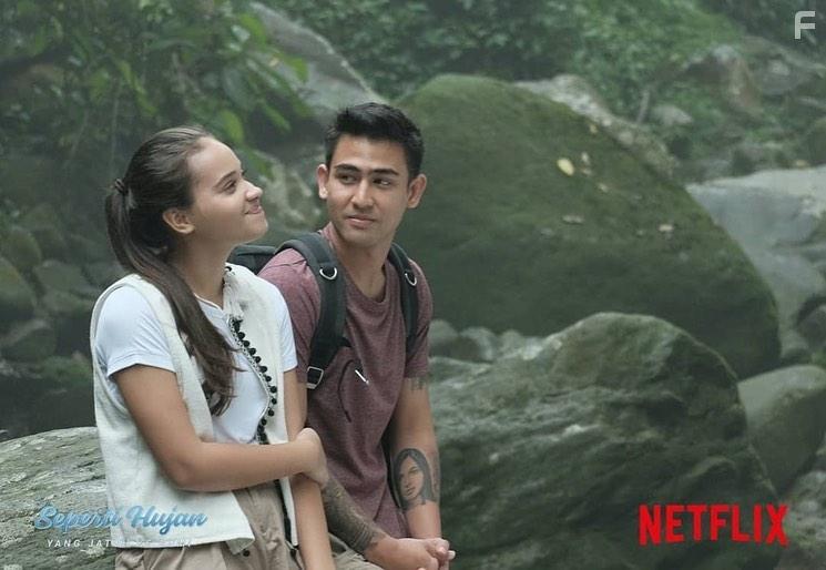 Jefri Nichol and Aurora Ribero in Seperti Hujan yang Jatuh ke Bumi (2020)