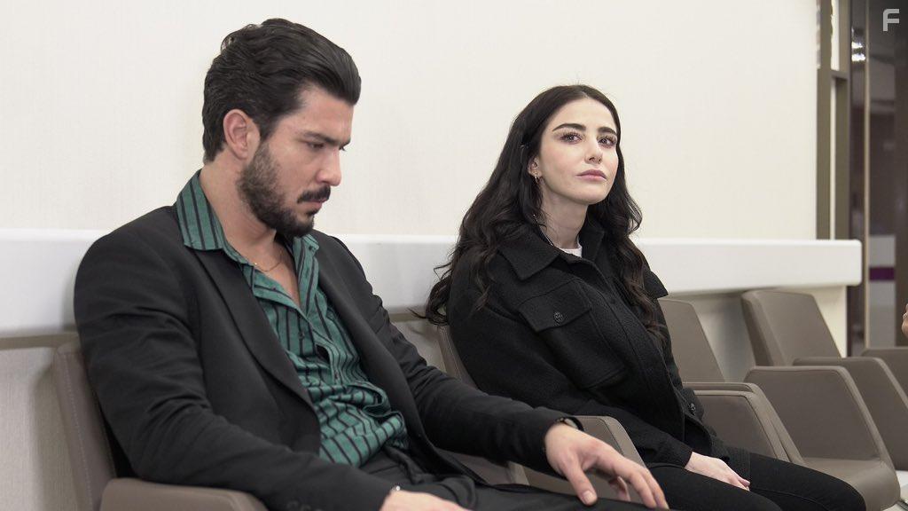 zge Grel and Kaan Yildirim in Sipahi (2022)
