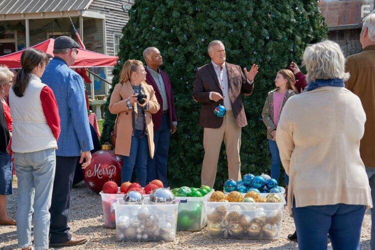 Bruce Campbell, Gralen Bryant Banks, Jaicy Elliot, and Anniston Almond in My Southern Family Christmas (2022)