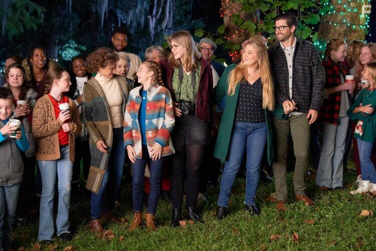 Moira Kelly, Ryan Rottman, Adeleine Whittle, Jaicy Elliot, and Anniston Almond in My Southern Family Christmas (2022)