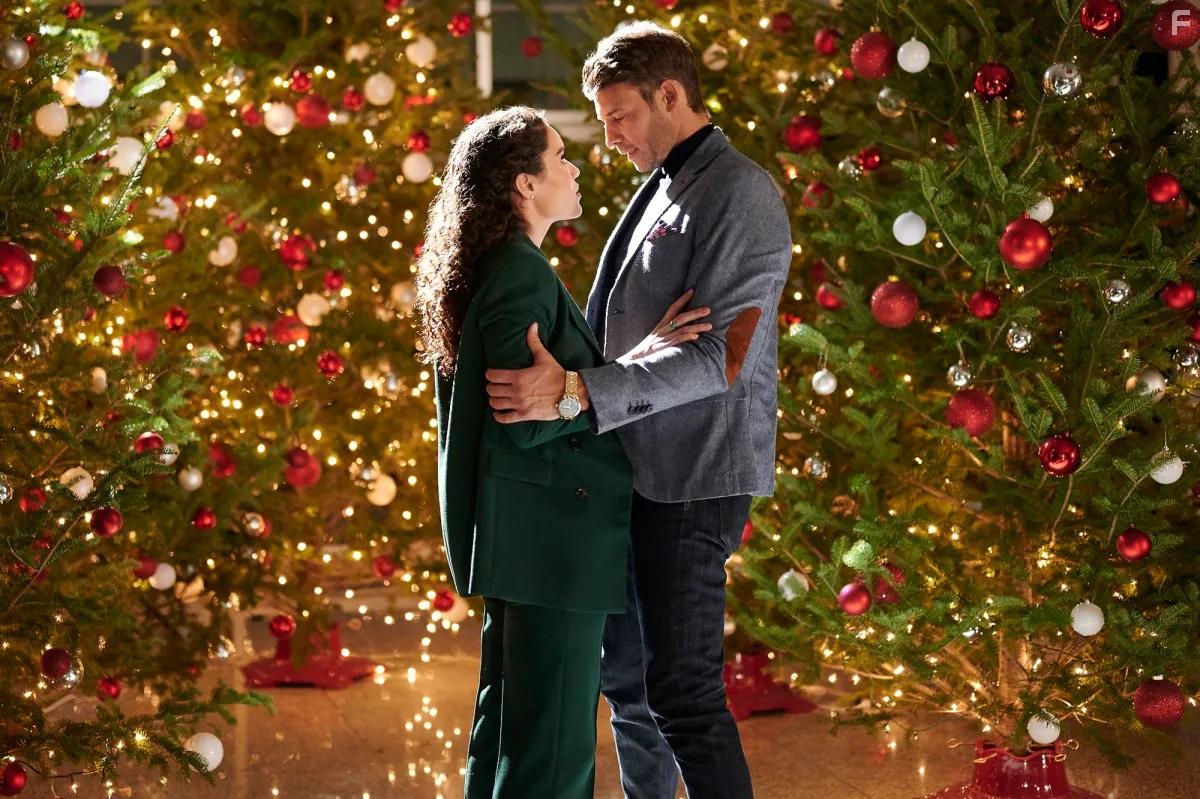 Steve Lund and Kathryn Davis in Six Degrees of Santa (2022)