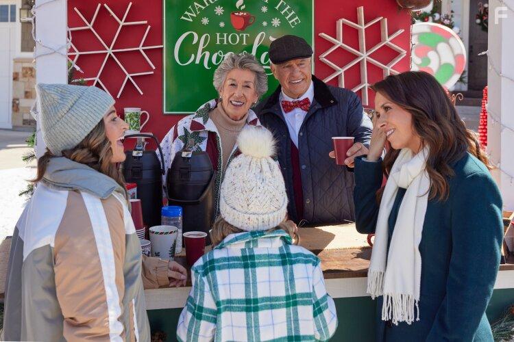 Lacey Chabert, Ellen Travolta, Walter Platz, Lila Clark, and Eliza Hayes Maher in Haul out the Holly (2022)