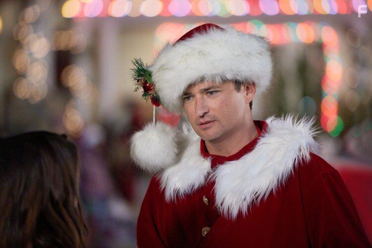 Lacey Chabert and Wes Brown in Haul out the Holly (2022)