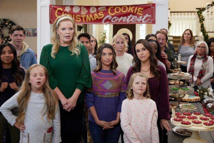 Lacey Chabert and Melissa Peterman in Haul out the Holly (2022)