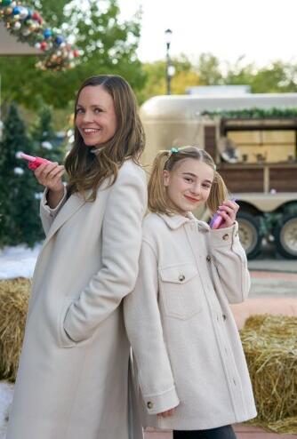 Rachel Boston and Averie Peters in A Christmas Cookie Catastrophe (2022)