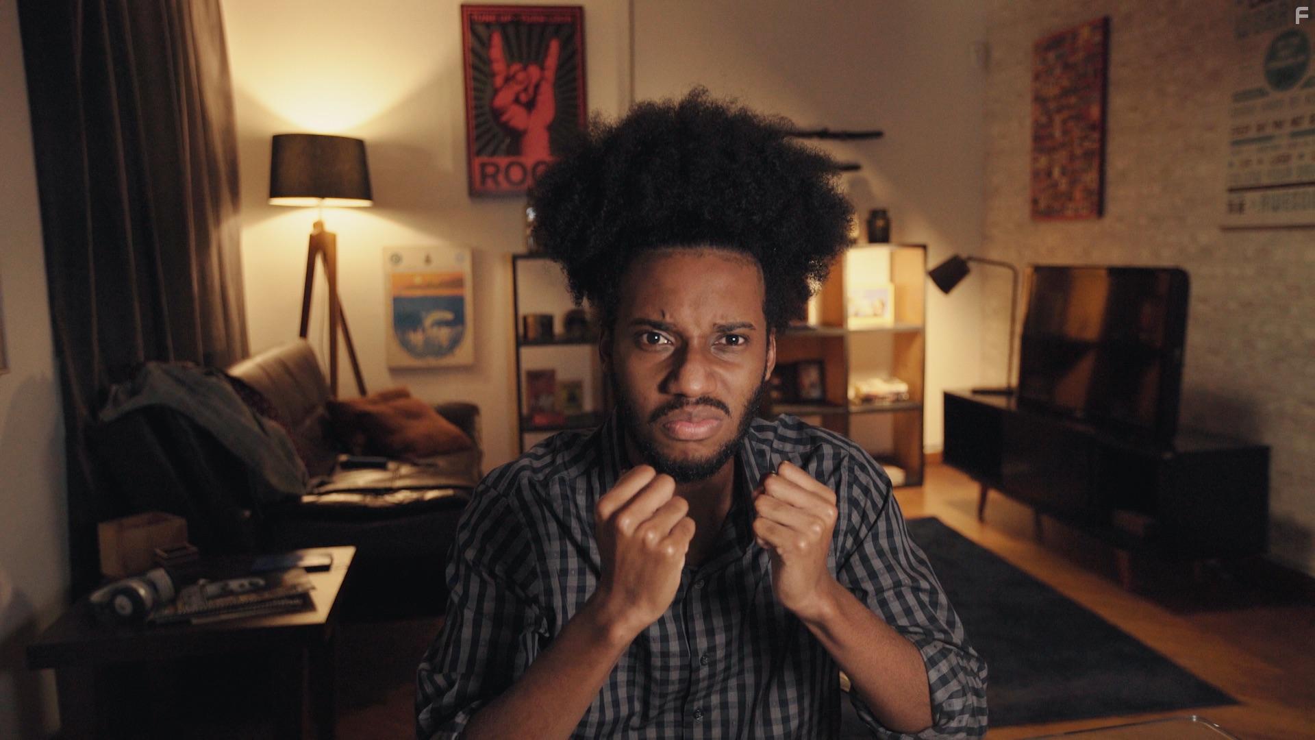 Esdras Saturnino in Como Hackear seu Chefe (2021)