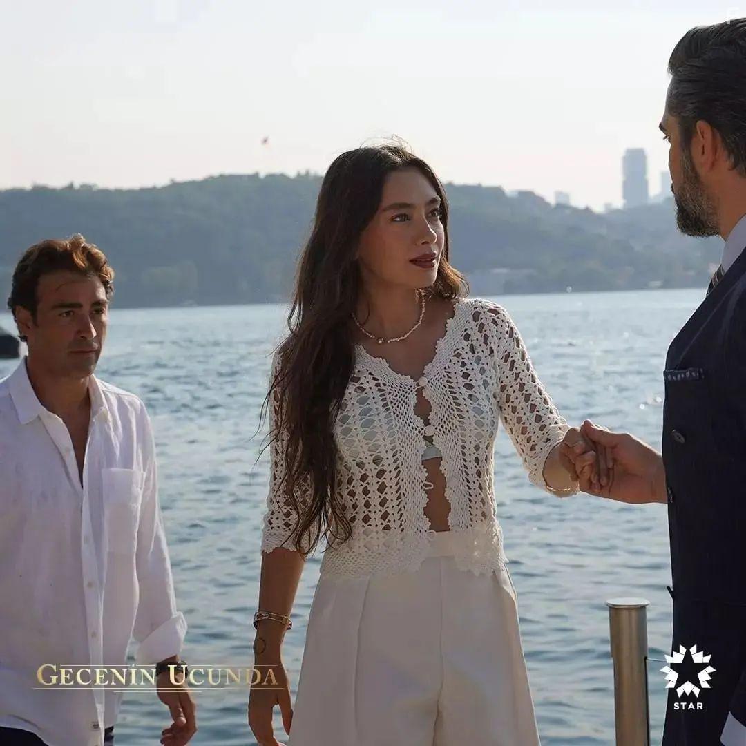 Sarp Levendoglu, Neslihan Atagl, and Kadir Dogulu in Gecenin Ucunda (2022)
