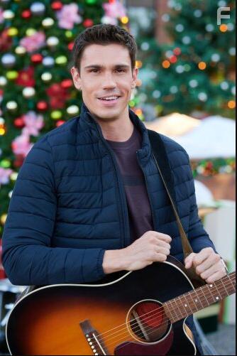 Tanner Novlan in Christmas Class Reunion (2022)