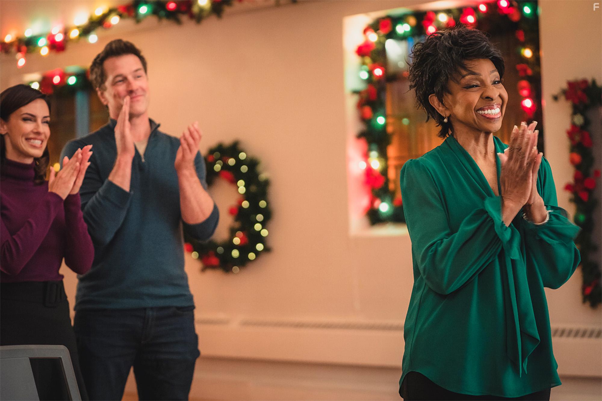 Gladys Knight, Jessica Lowndes, and Paul Greene in I'm Glad It's Christmas (2022)