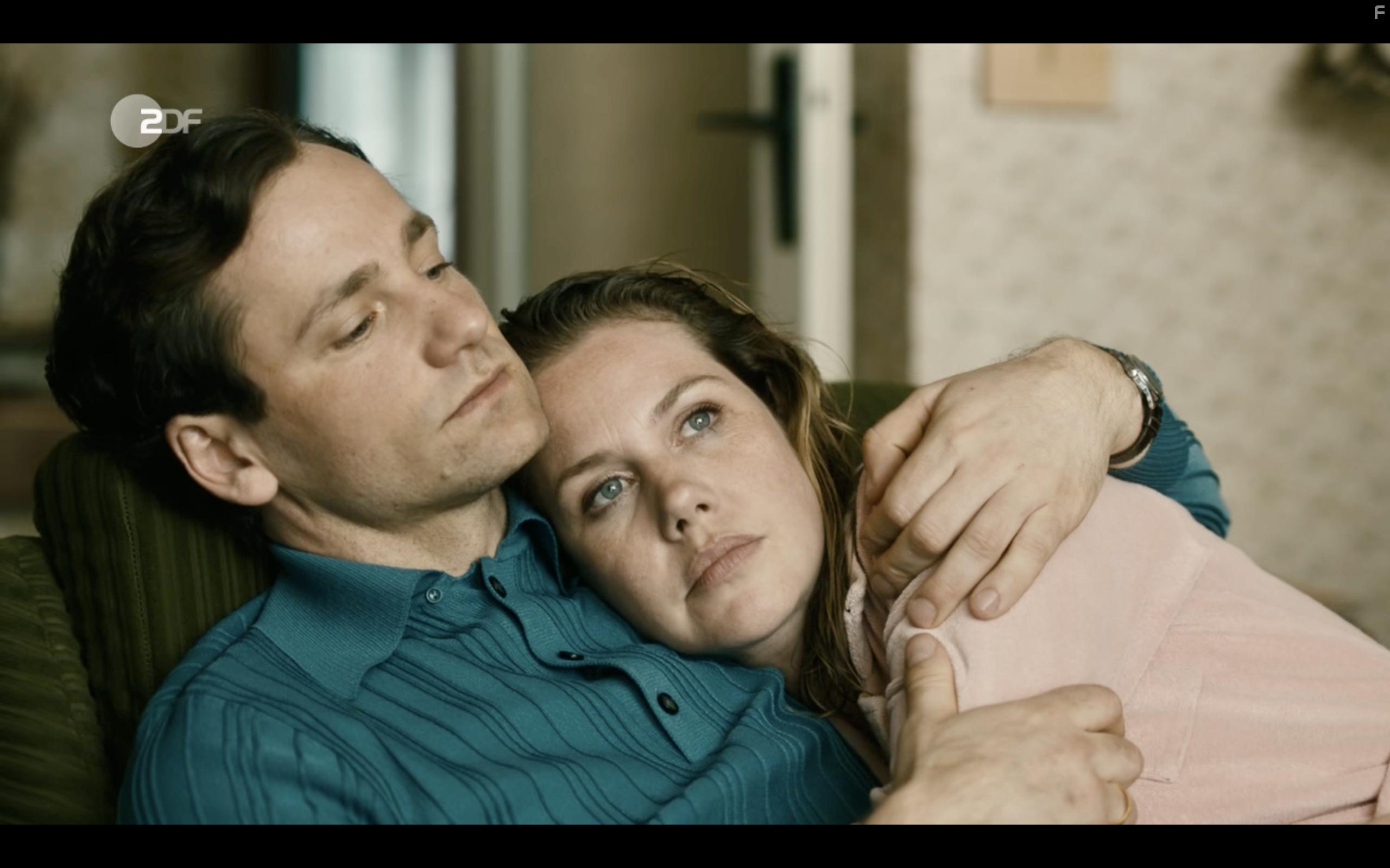 Florian Stetter and Felicitas Woll in Kranke Geschfte (2019)