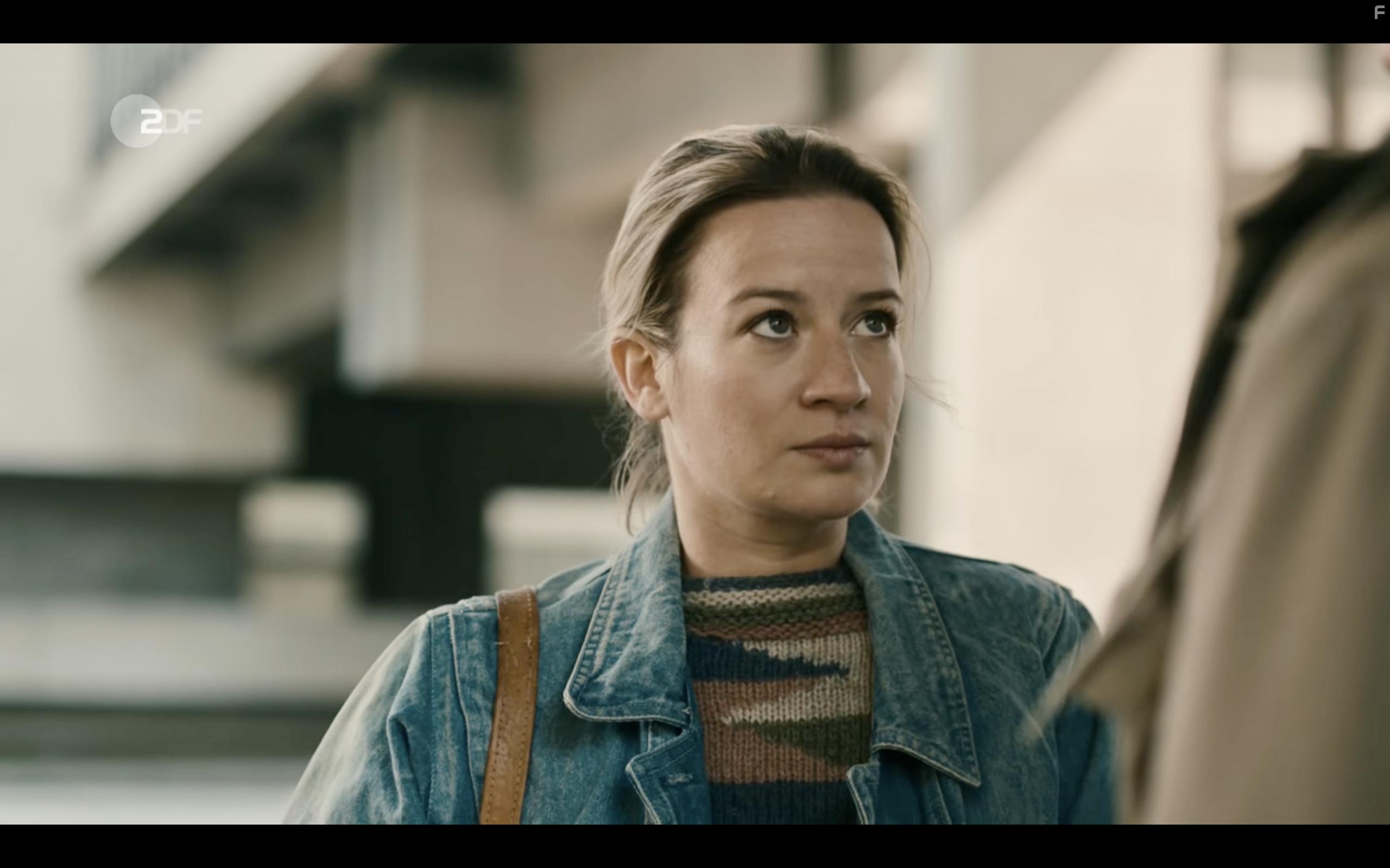Nina Gummich in Kranke Geschfte (2019)