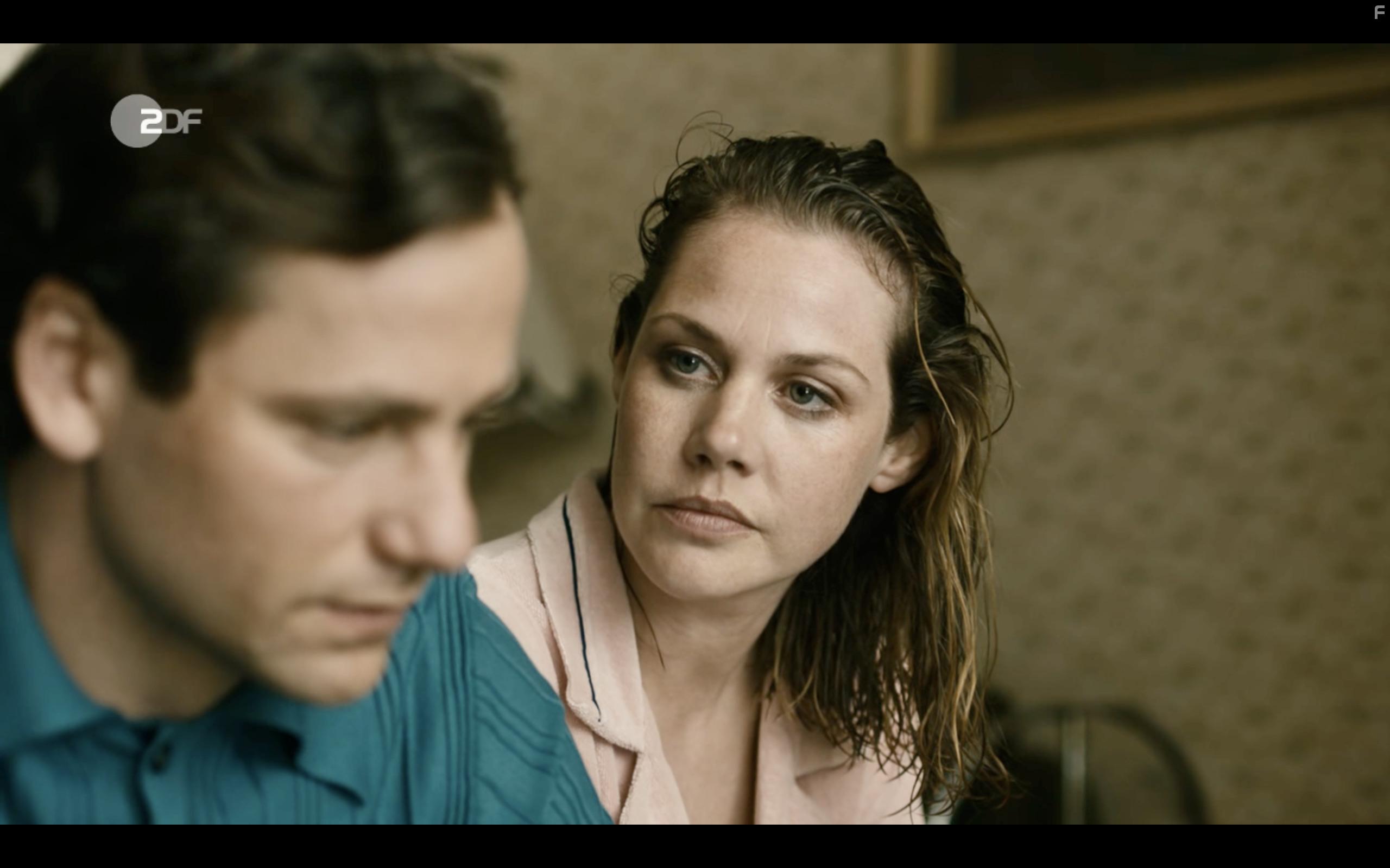 Florian Stetter and Felicitas Woll in Kranke Geschfte (2019)