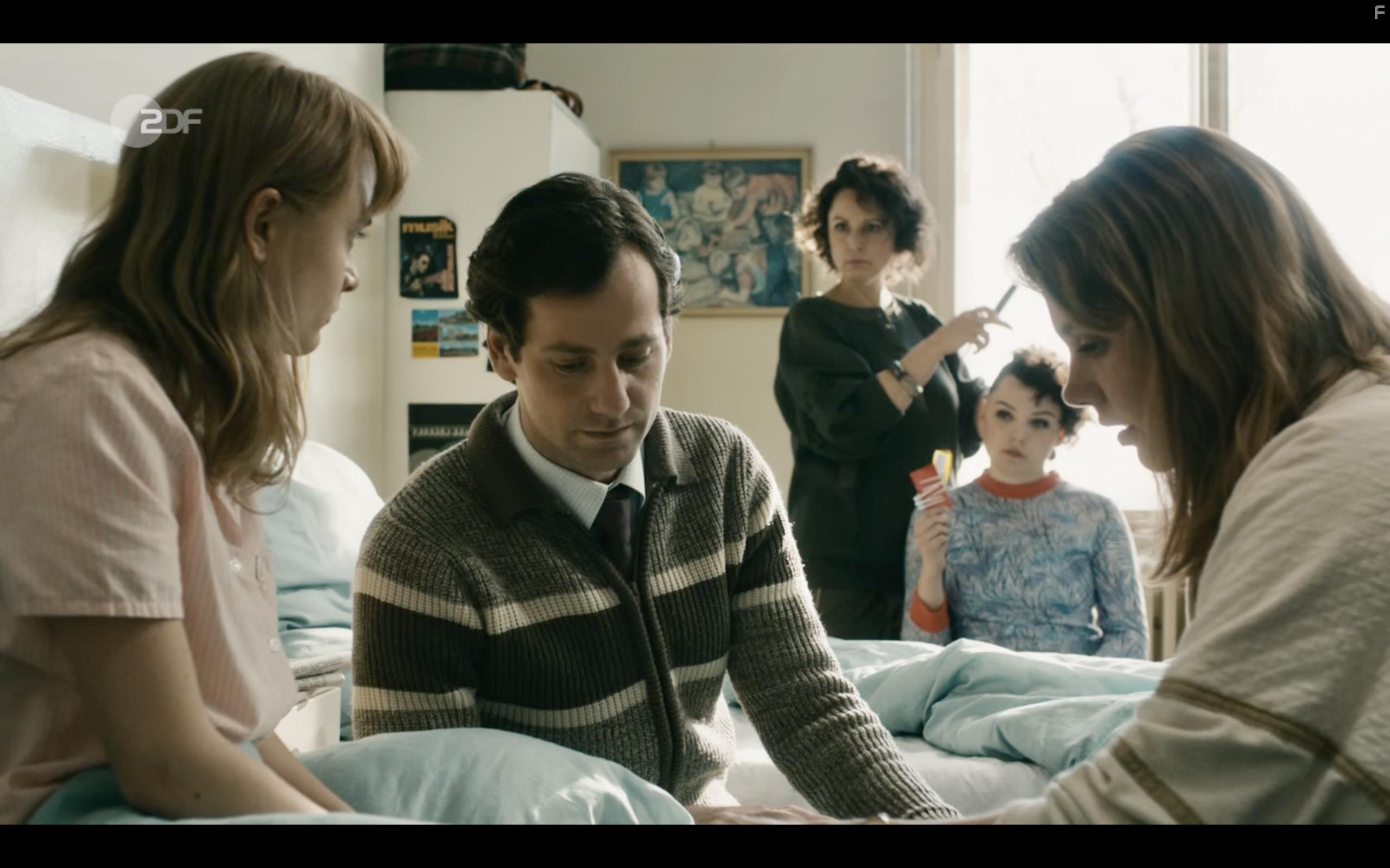 Sanne Schnapp, Florian Stetter, Felicitas Woll, Amber Bongard, and Lena Urzendowsky in Kranke Geschfte (2019)