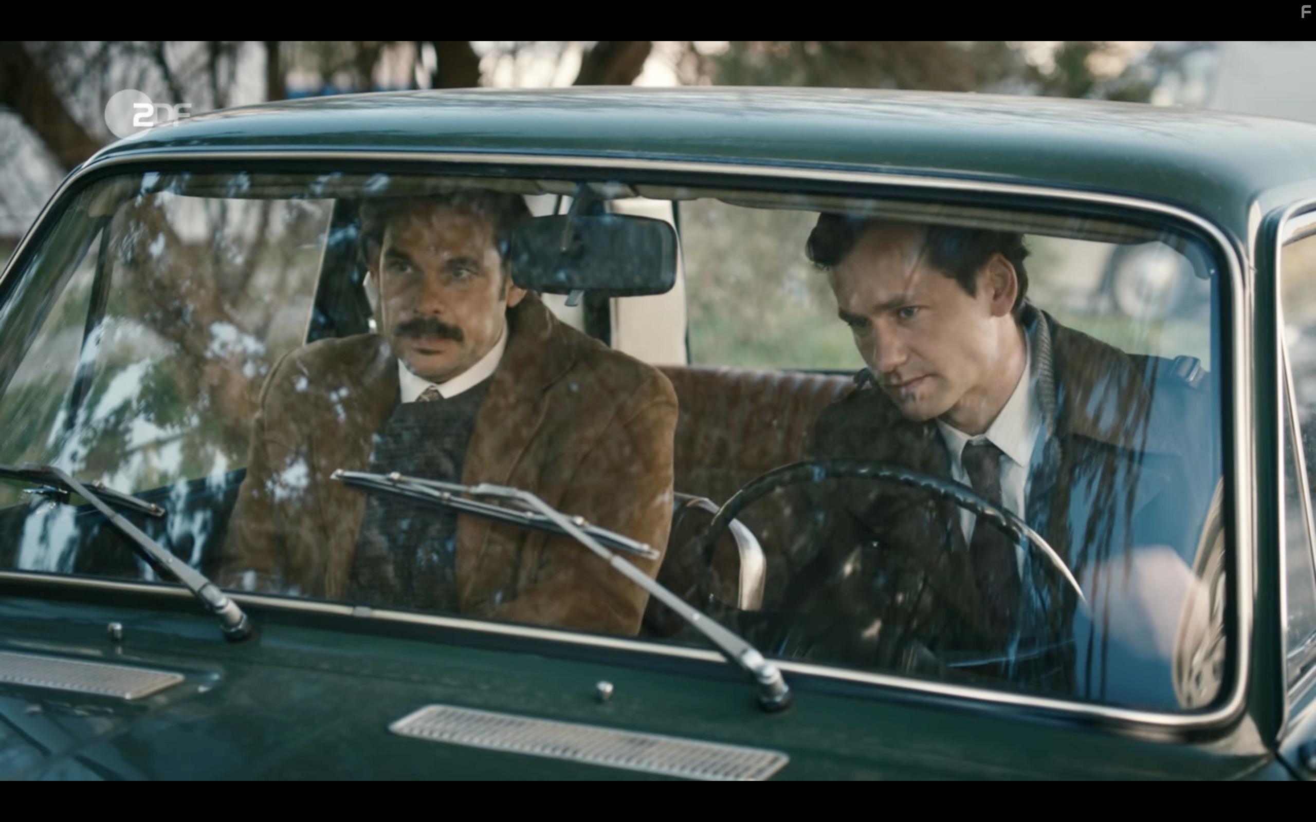 Alexander Beyer and Florian Stetter in Kranke Geschfte (2019)