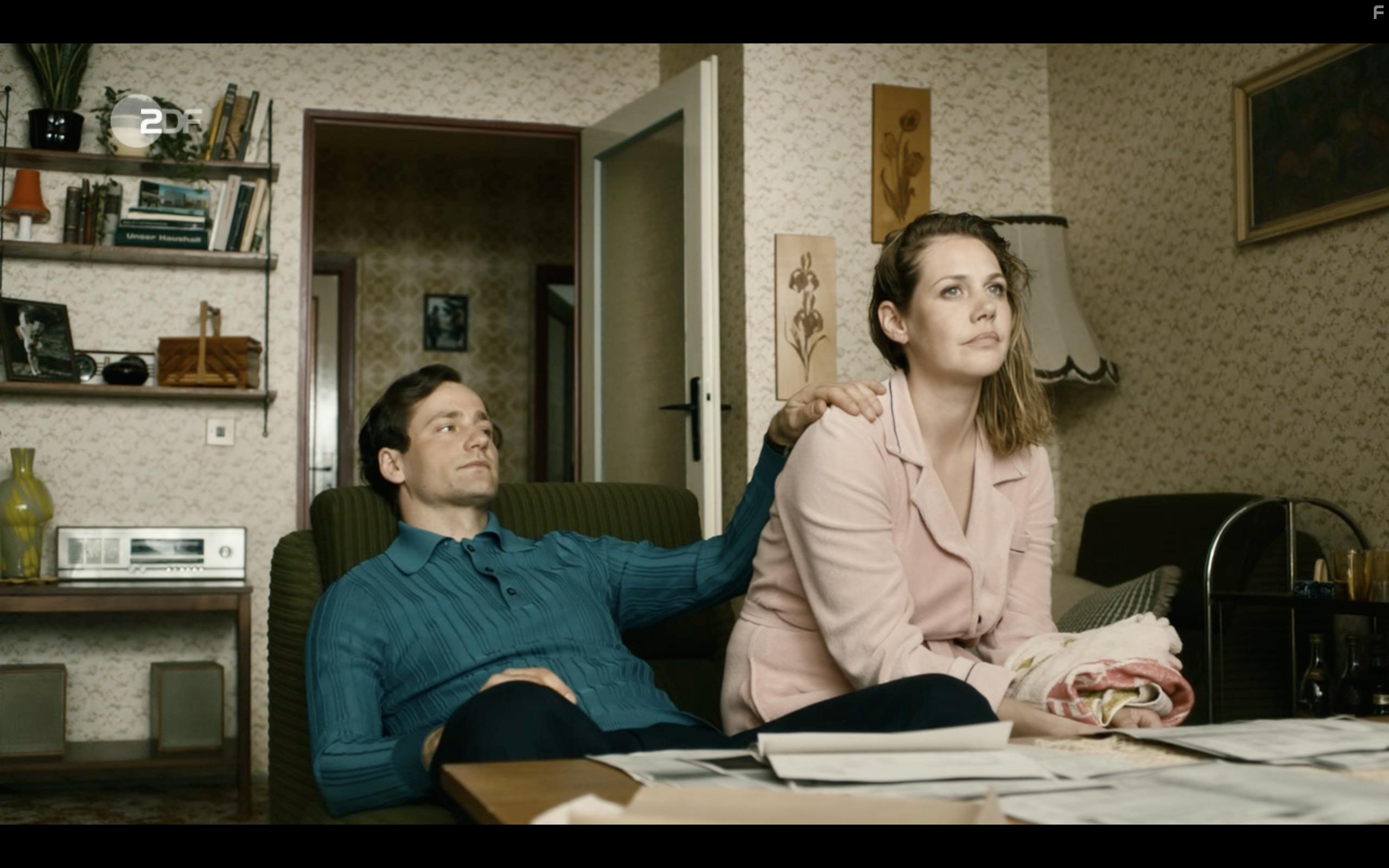 Florian Stetter and Felicitas Woll in Kranke Geschfte (2019)