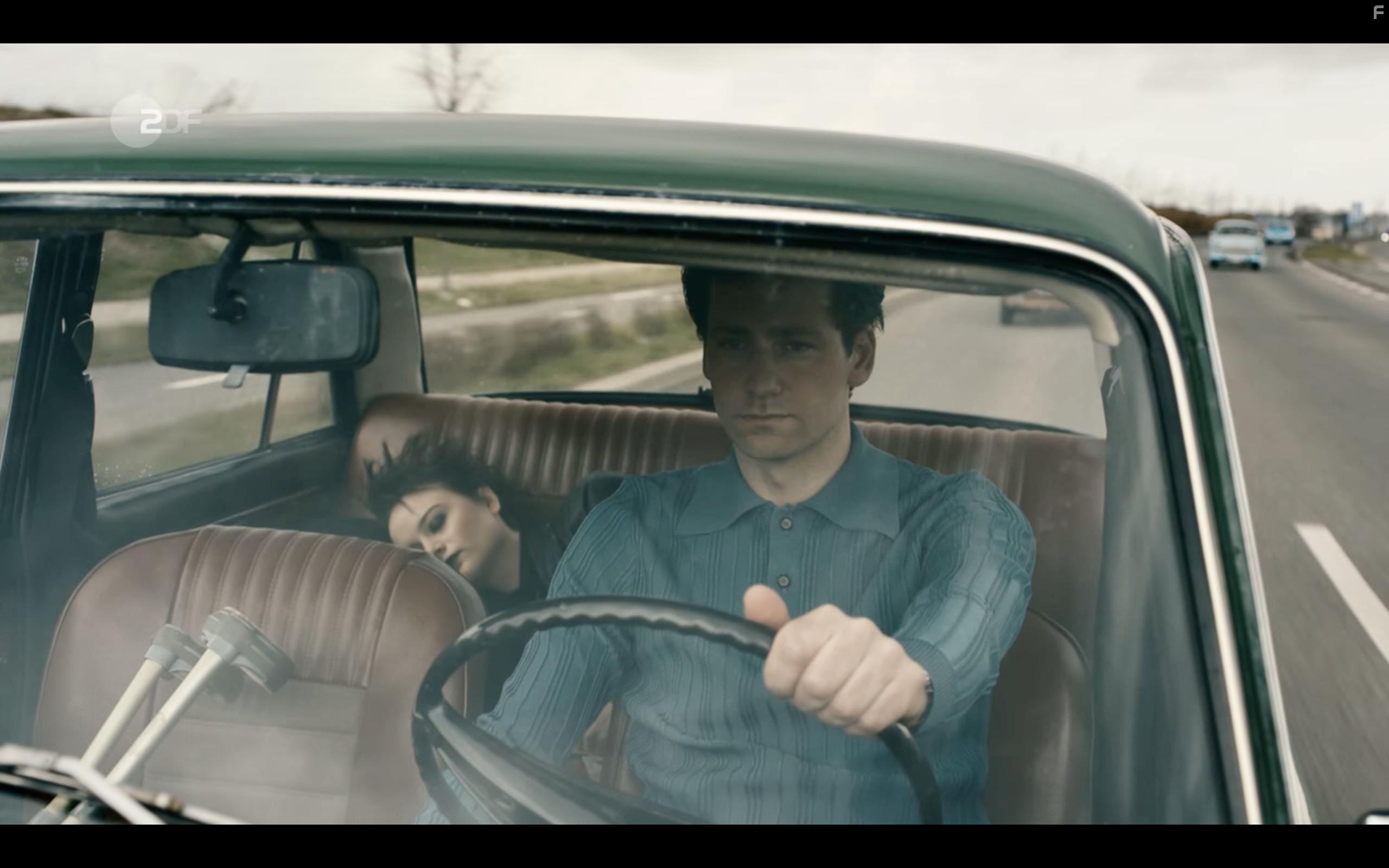 Florian Stetter and Lena Urzendowsky in Kranke Geschfte (2019)