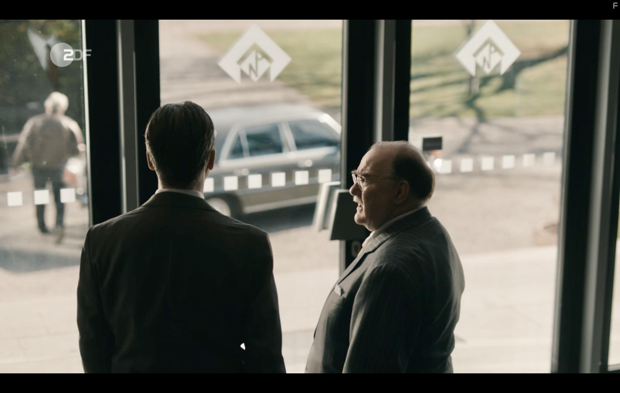 Matthias Matschke and Udo Samel in Kranke Geschfte (2019)