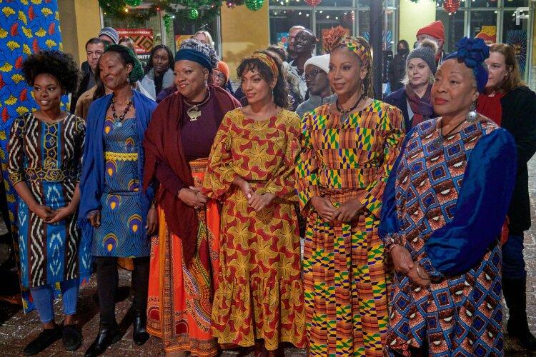 Holly Robinson Peete, Darlene Cooke, Kiera Meeks, and Lyndie Greenwood in Holiday Heritage (2022)