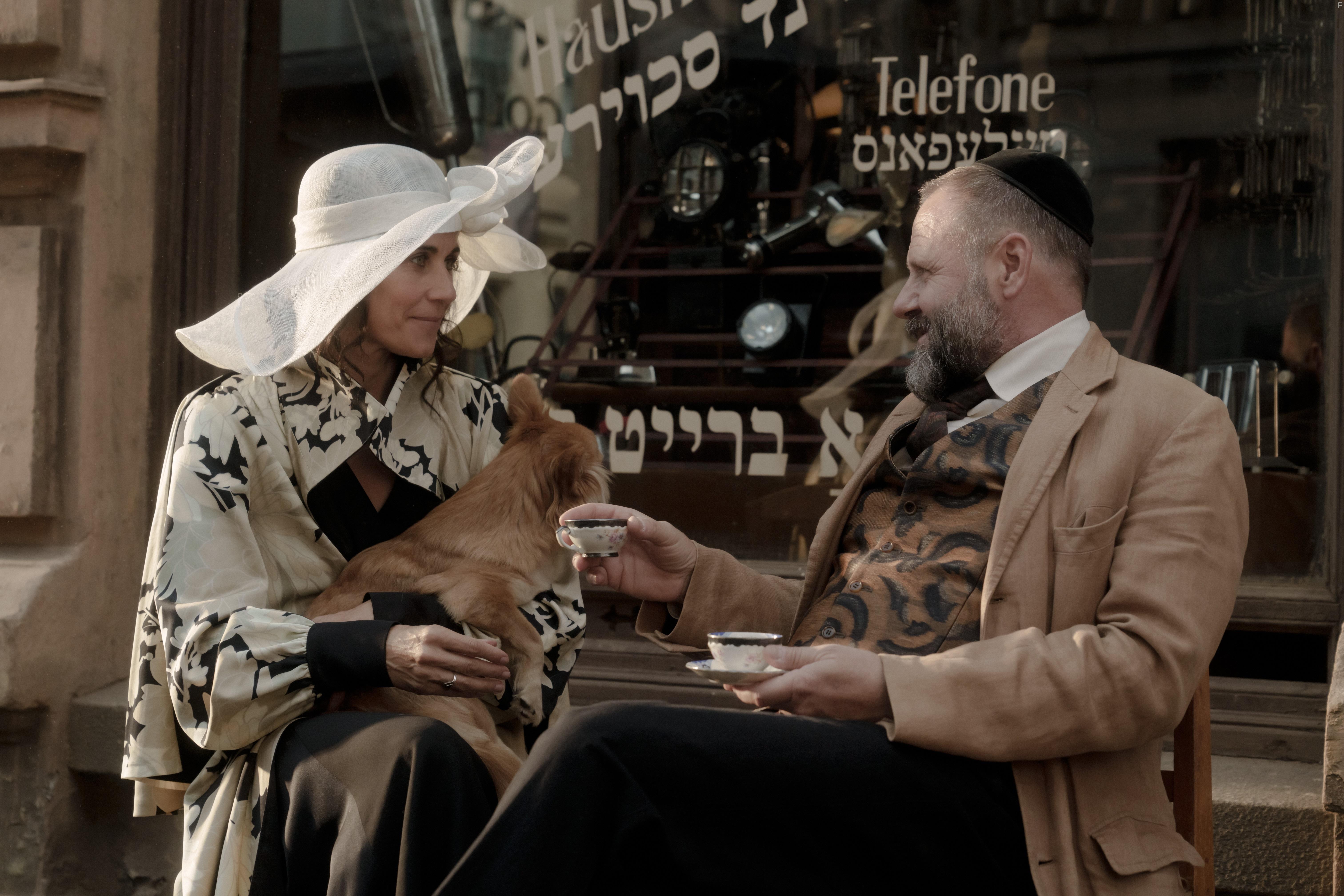 Samuel Finzi and Nina Kunzendorf in Das Haus der Trume (2022)