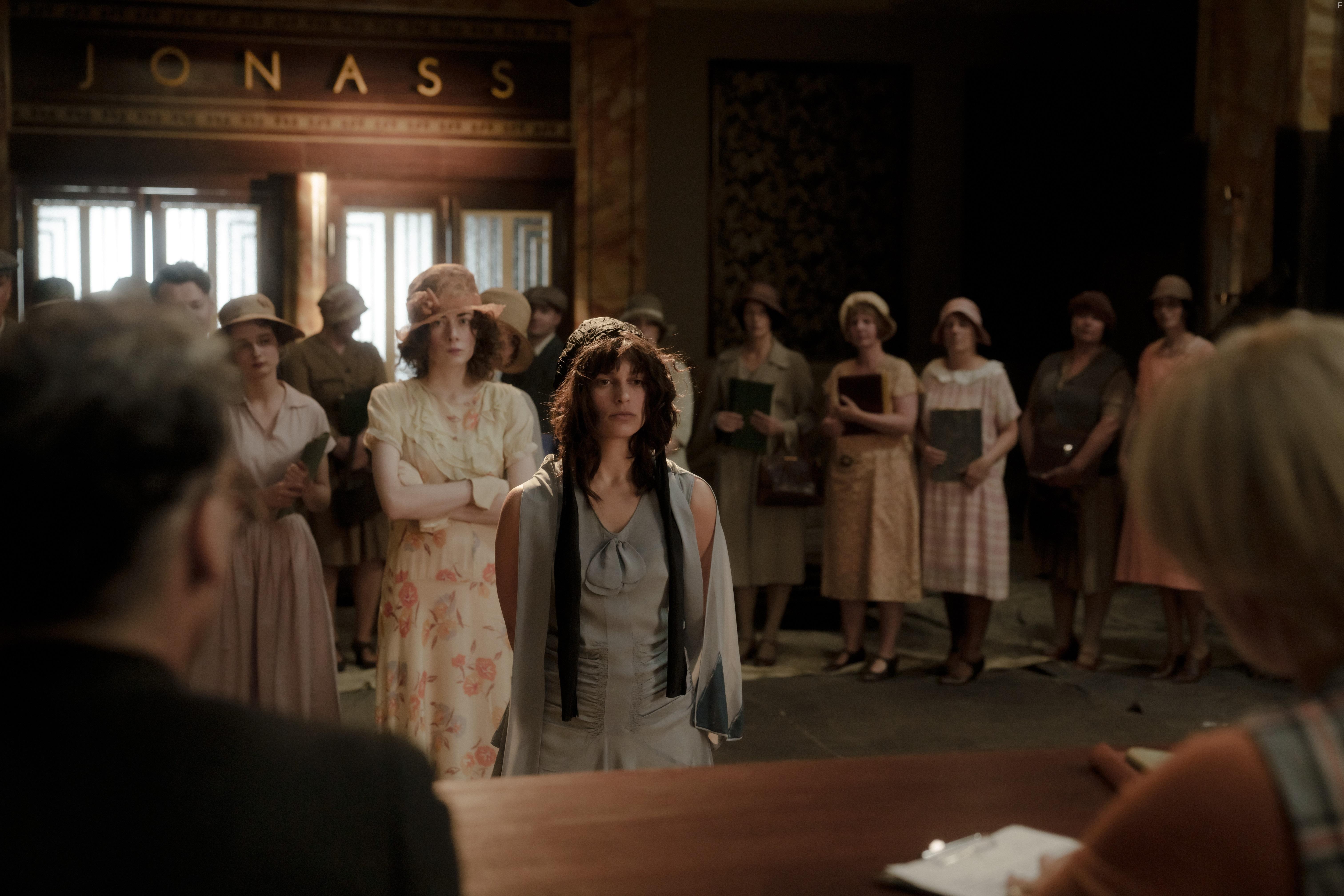 Alexander Scheer, Amy Benkenstein, Naemi Florez, and Stephanie Amarell in Das Haus der Trume (2022)