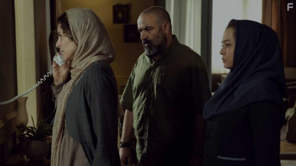 Mehraveh Sharifinia, Vishka Asayesh, and Mohammad Hassan Madjooni in The Badger (2020)