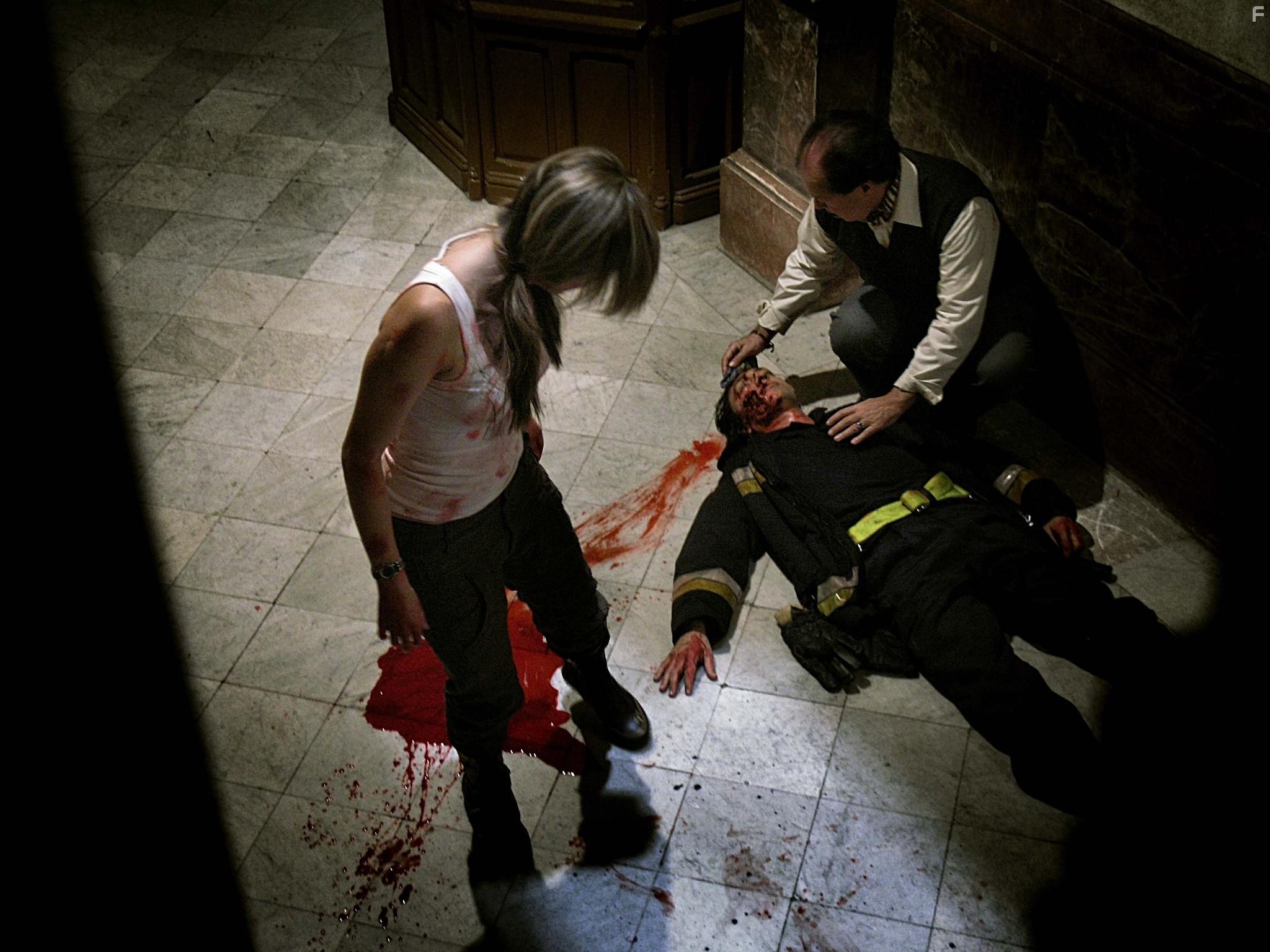 Carlos Lasarte, Manuela Velasco, and David Vert in [Rec] (2007)