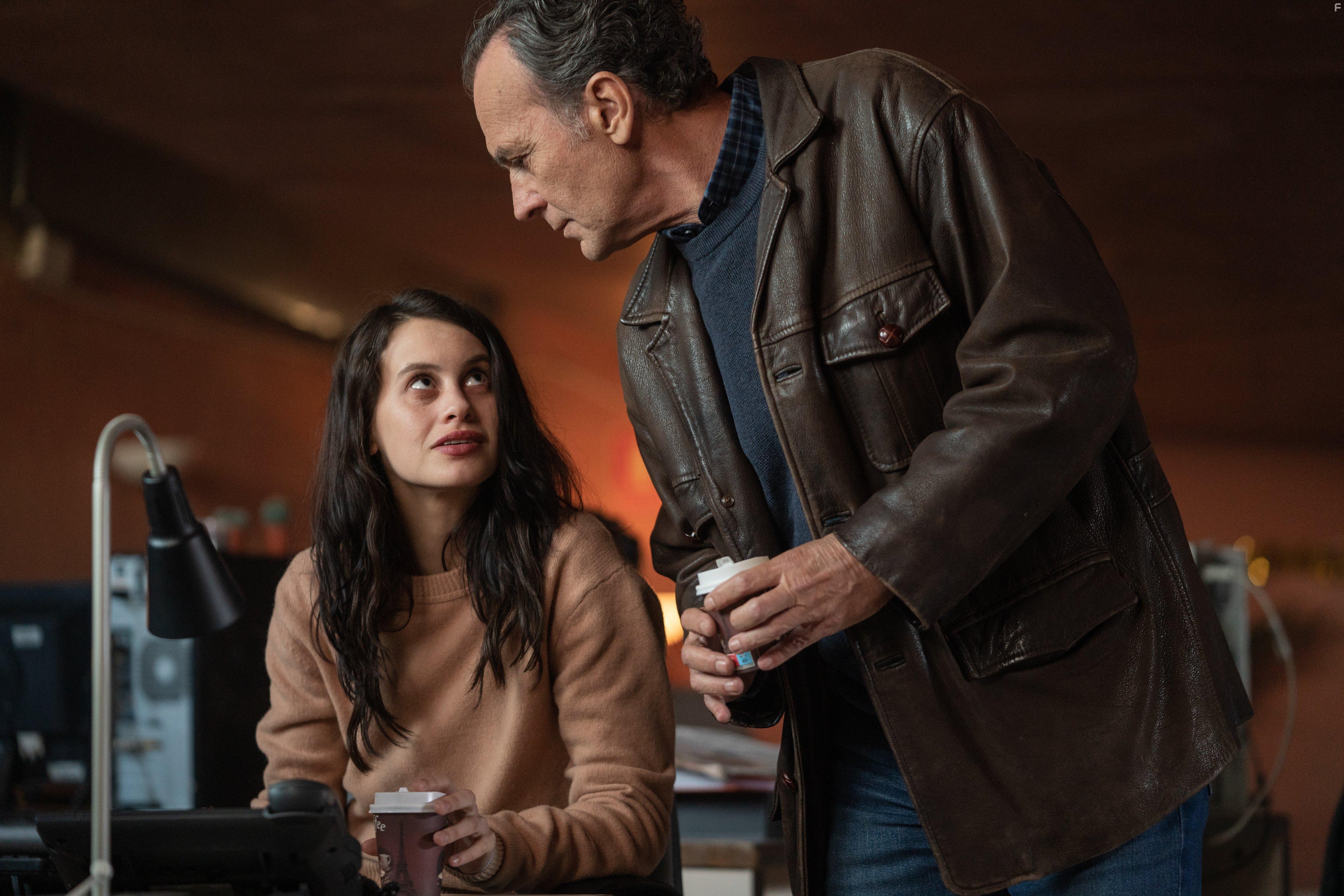 Jose Coronado and Milena Smit in La chica de nieve (2023)