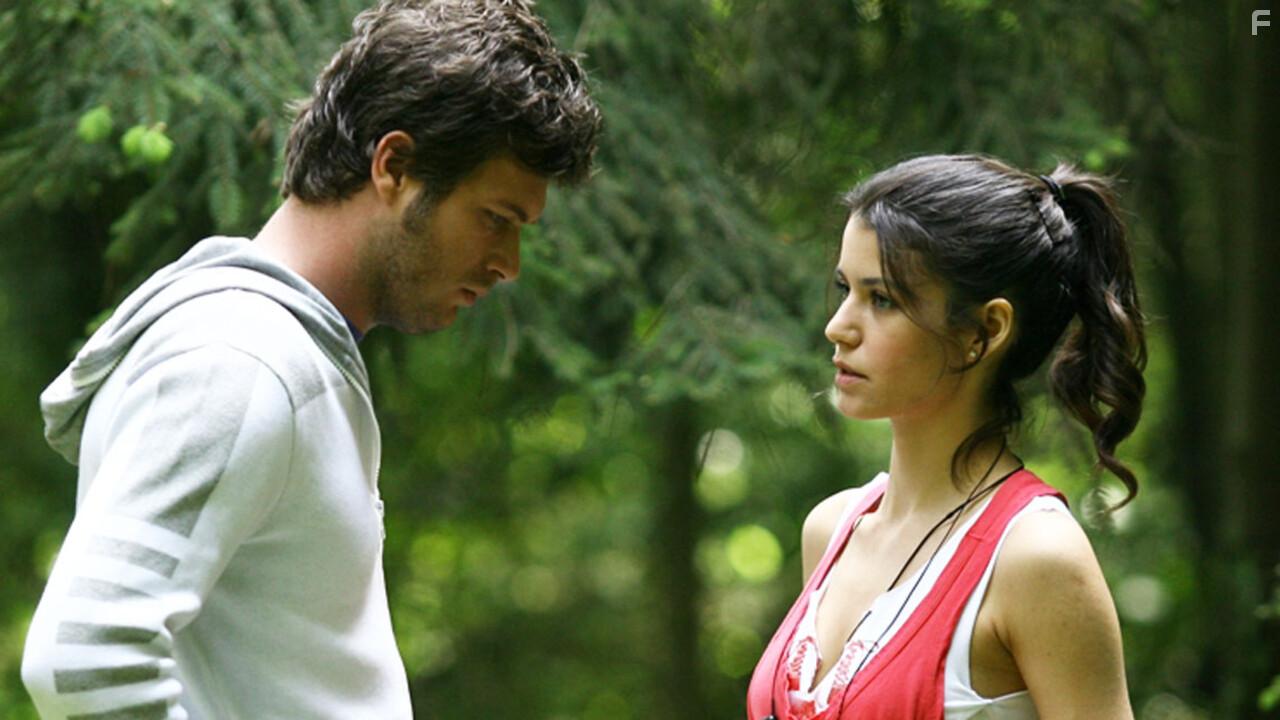 Beren Saat and Kivan Tatlitug in Forbidden Love (2008)