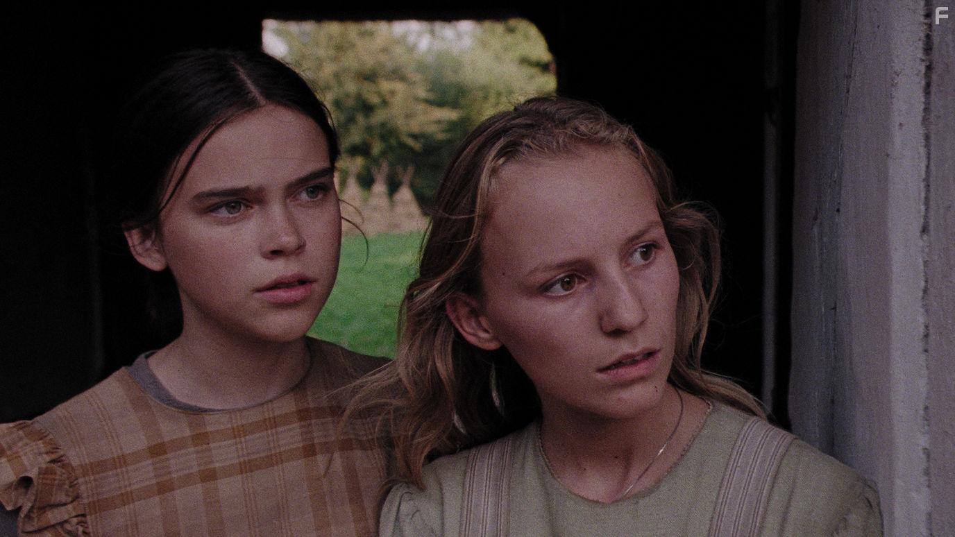 Palma Lindeburg Leth and Flora Ofelia Hofmann Lindahl in Du som er i himlen (2021)