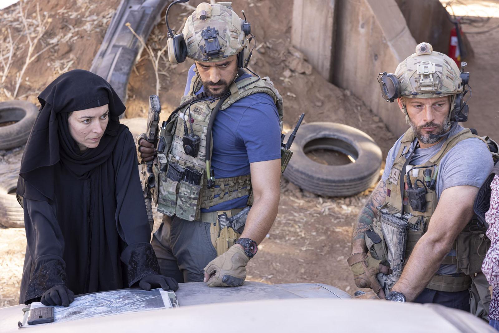 Nicolas Duvauchelle, Tewfik Jallab, and Marie Dompnier in Black Hearts (2023)