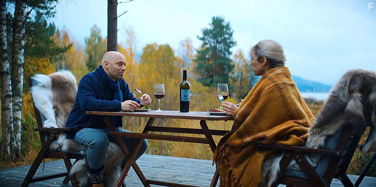 Aksel Hennie and Noomi Rapace in I onde dager (2021)