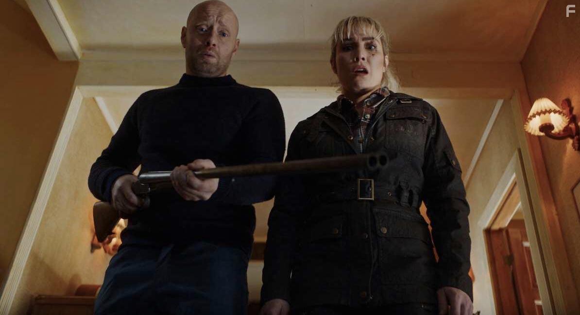 Aksel Hennie and Noomi Rapace in I onde dager (2021)