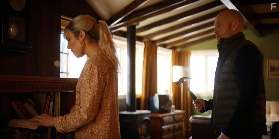 Aksel Hennie and Noomi Rapace in I onde dager (2021)