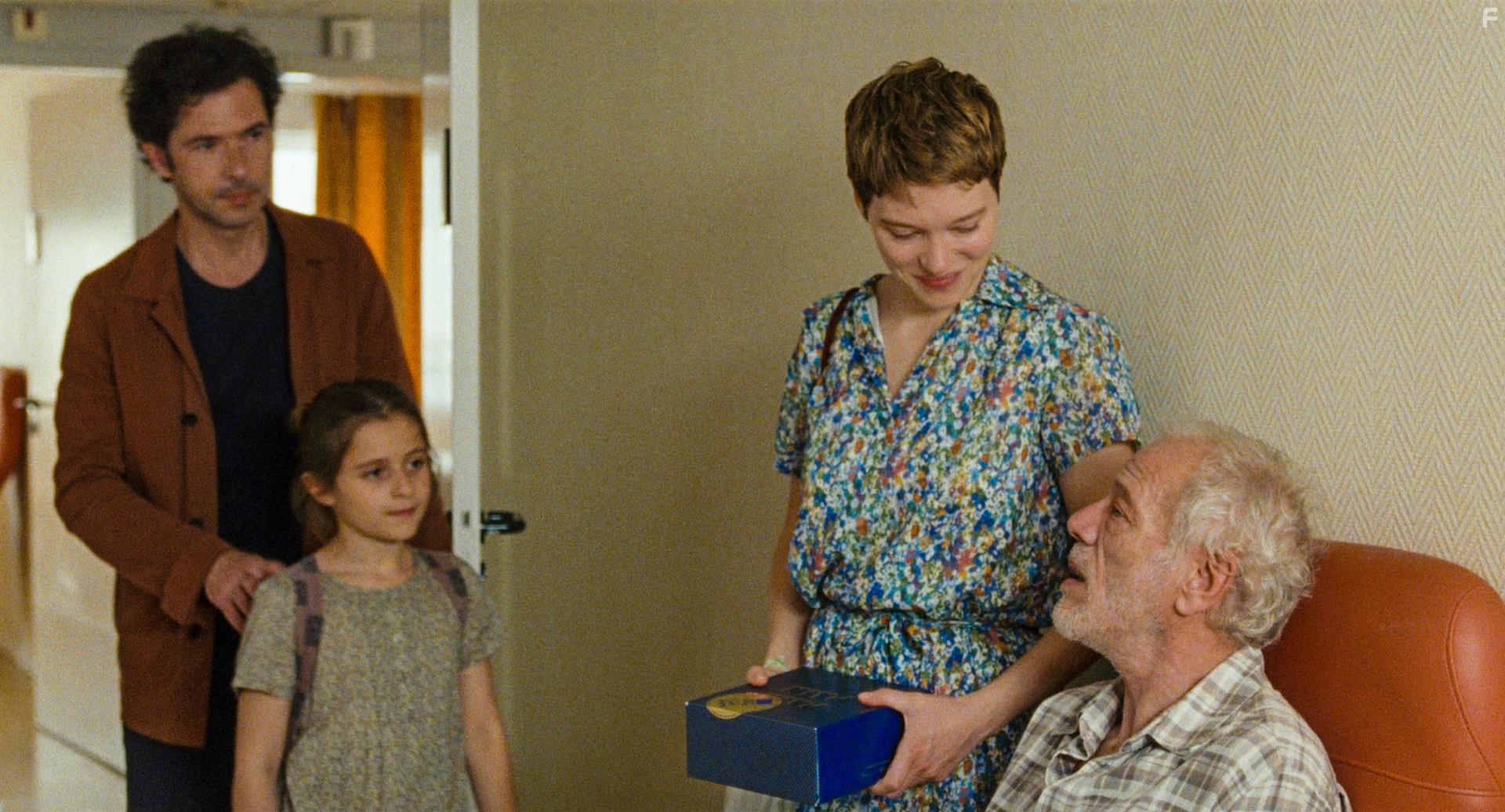 Pascal Greggory, Melvil Poupaud, Camille Leban Martins, and La Seydoux in Un beau matin (2022)