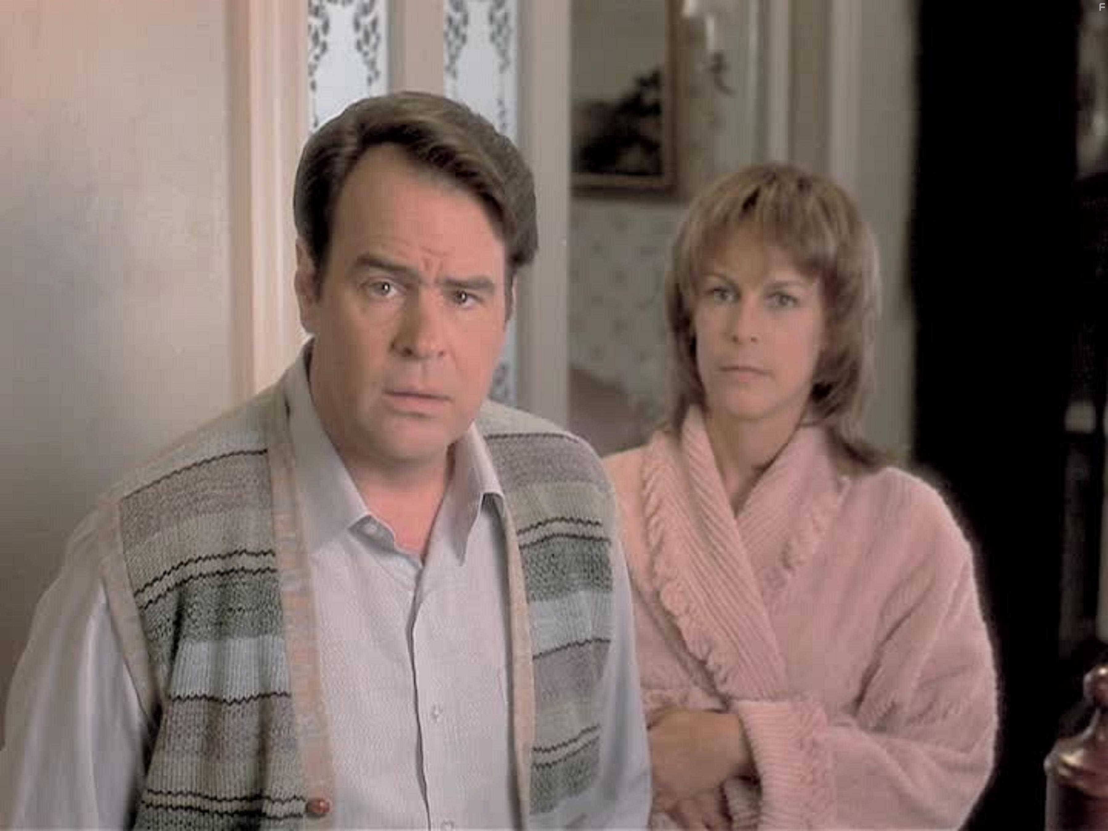 Dan Aykroyd and Jamie Lee Curtis in Bпeред в прошлое (1994)
